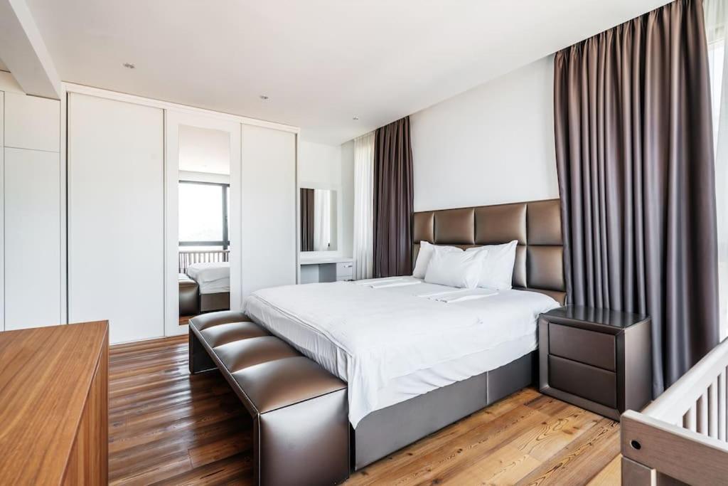 Gate Penthouse By In Apartment *